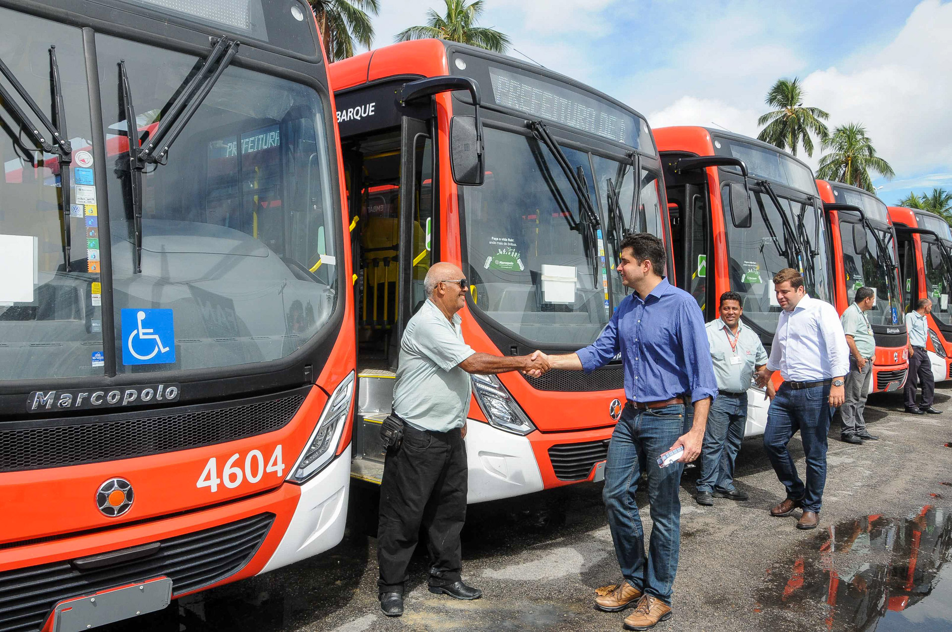 Prefeito Rui Palmeira entrega novos ônibus. Foto:Marco Antônio/Secom Maceió