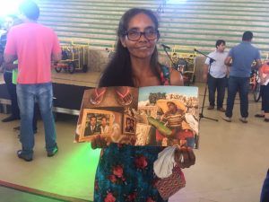 A catadora Janete Santos exibe a foto que mais gostou do catálogo 