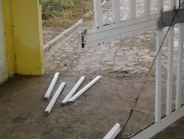 Portão derrubado pela moradora do loteamento, acusada de vários crimes em Alagoas e no Rio Grande do Sul