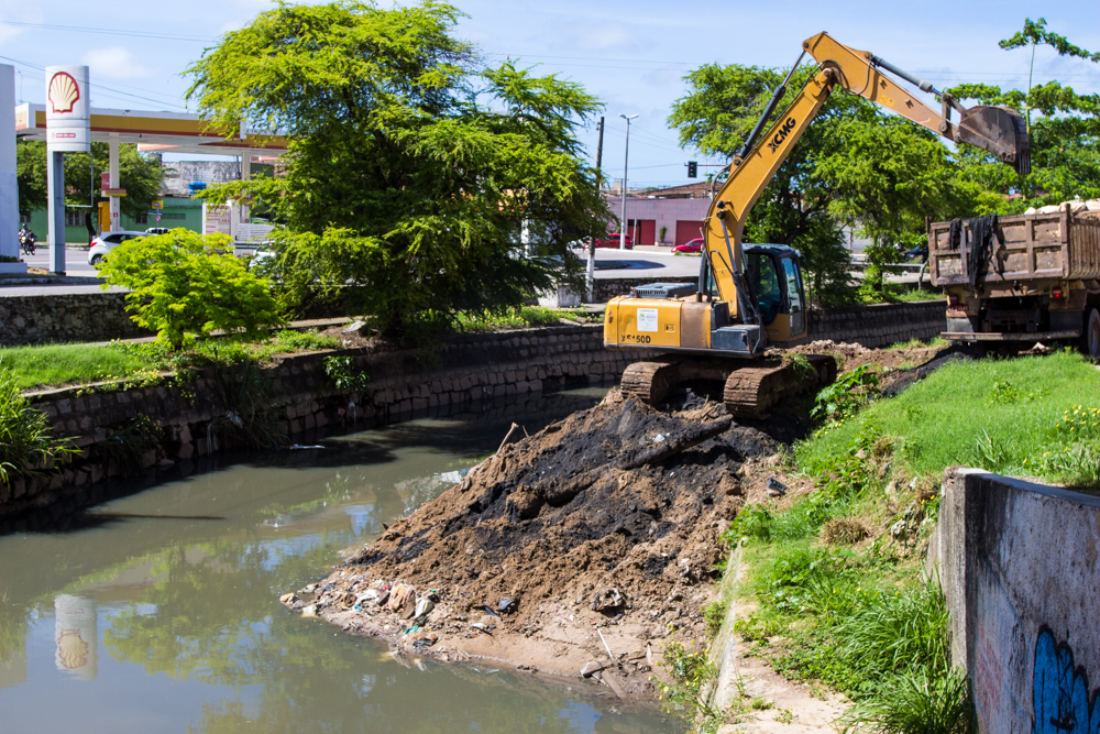 Equipes trabalham na extração de resíduos no Riacho Salgadinho. Foto: Secom Maceió