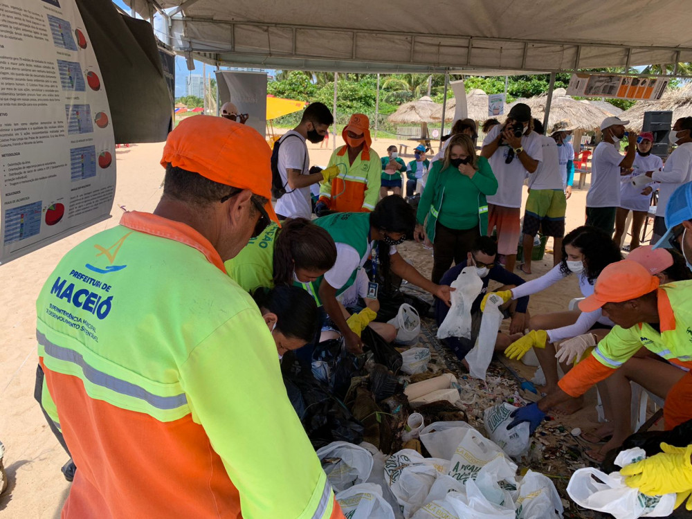 Recicláveis descartados de forma irregular acabam indo parar nas praias. Foto: Ascom Sudes