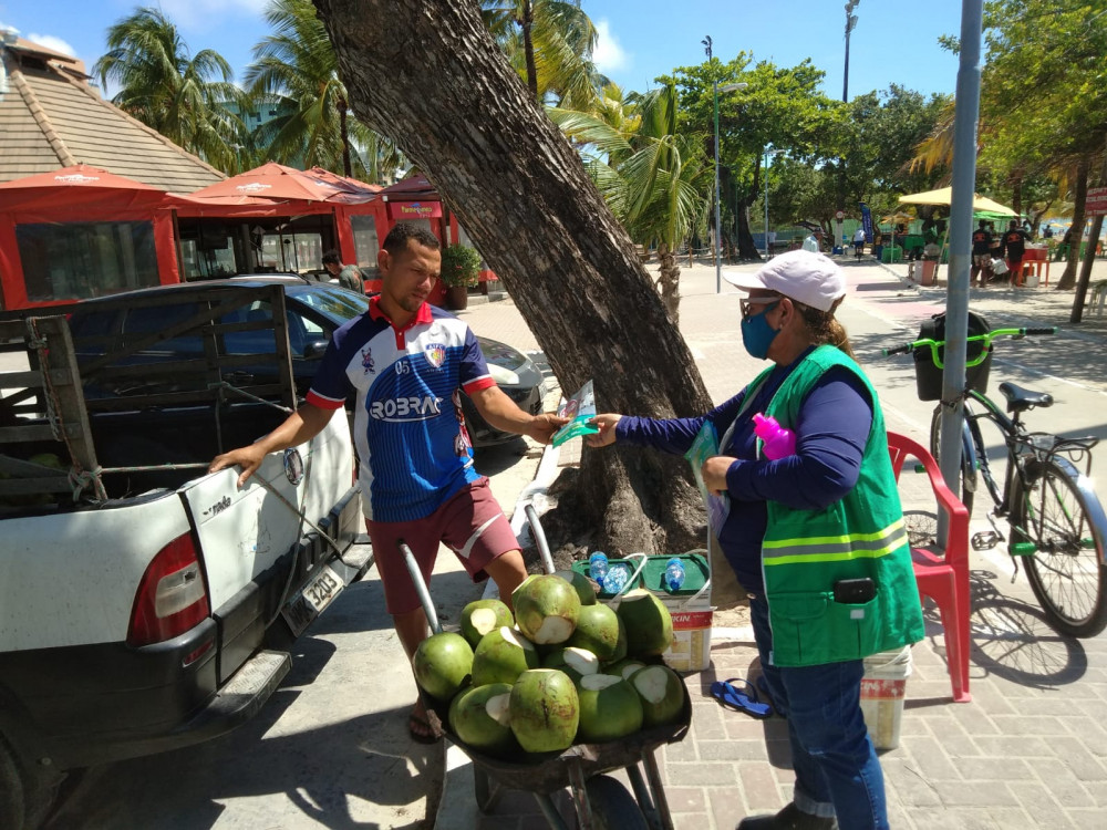 Educação ambiental orienta ambulantes que trabalham na orla. Foto: Ascom Sudes