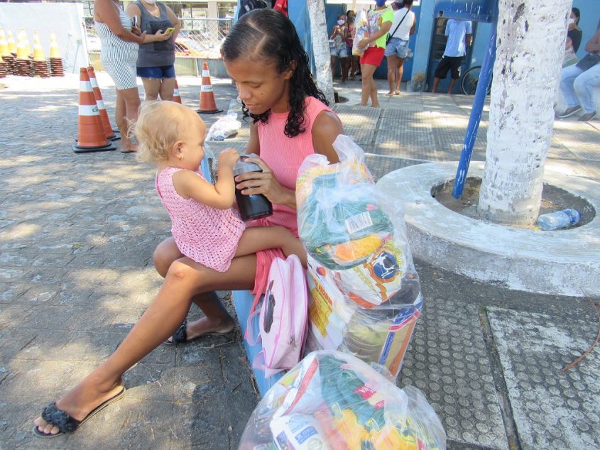 Gleiciely Santos e a filha Layla. Foto: Ascom Semas