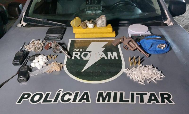 Alagoas Pm De Alagoas Apreende Quatro Armas De Fogo E Drogas Em Operação Policial Na Capital 2573